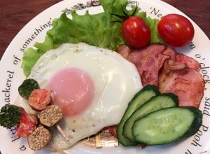 膜の張った目玉焼きとカリカリベーコン-レシピのメイン写真