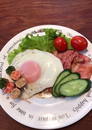 膜の張った目玉焼きとカリカリベーコン-レシピのメイン写真