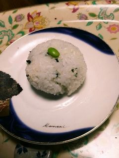 丸いワカメおむすびに枝豆on☺-レシピのメイン写真