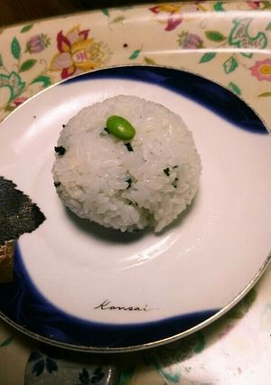 丸いワカメおむすびに枝豆on☺-レシピのメイン写真