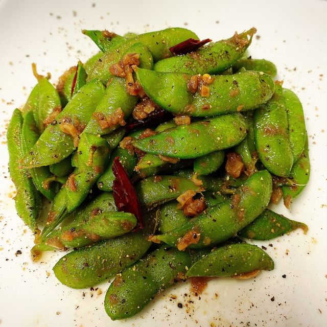 Edamame salteado picante con anchoas