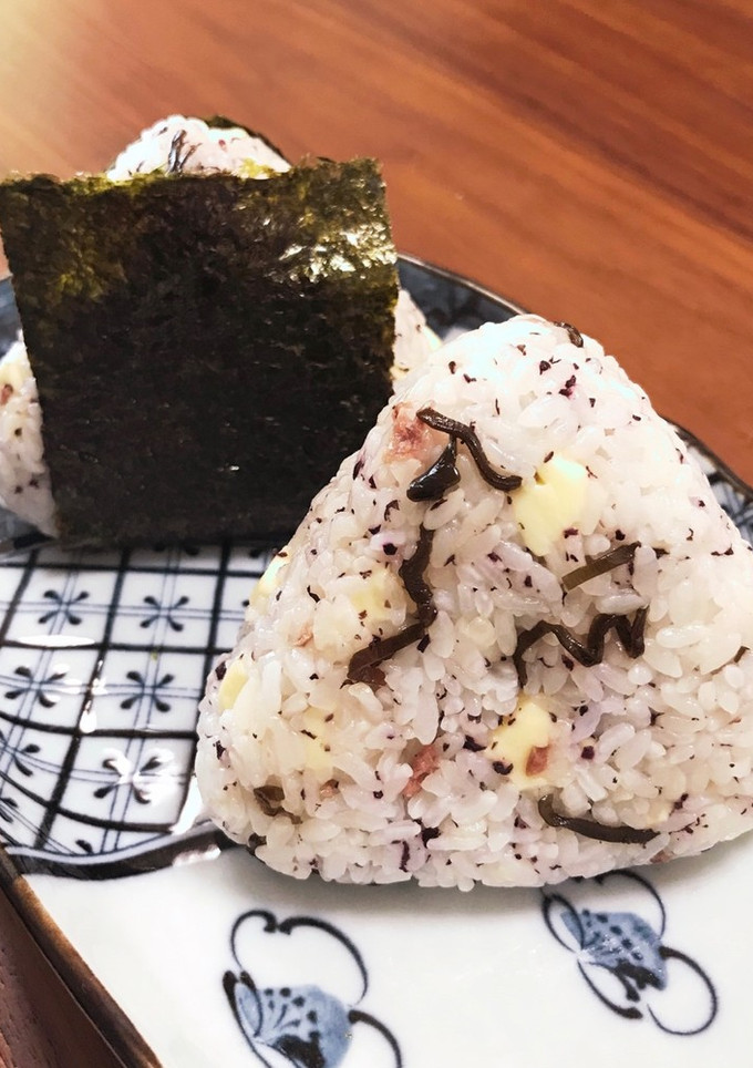 和洋折衷☆梅紫蘇と昆布とチーズのおにぎり-レシピのメイン写真