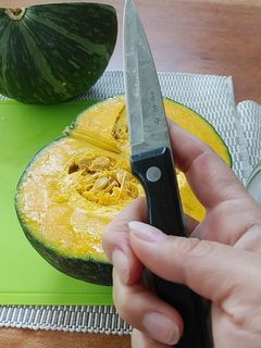 まるのままのカボチャを簡単に切る方法-レシピのメイン写真