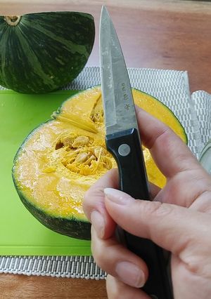 まるのままのカボチャを簡単に切る方法-レシピのメイン写真