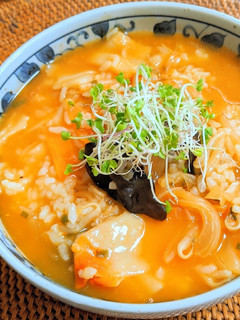もやしと餃子の皮の旨辛スープリゾット-レシピのメイン写真