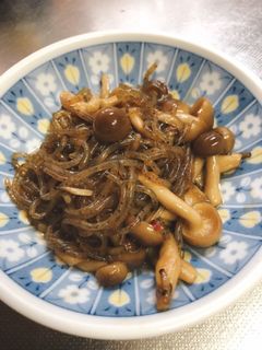 糸こんにゃくとしめじのピリ辛炒め-レシピのメイン写真