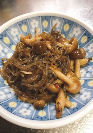 糸こんにゃくとしめじのピリ辛炒め-レシピのメイン写真