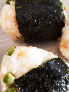 ゴマ油香る~♪鮭とえんどう豆のおにぎり-レシピのメイン写真