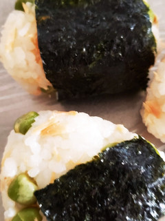 ゴマ油香る~♪鮭とえんどう豆のおにぎり-レシピのメイン写真