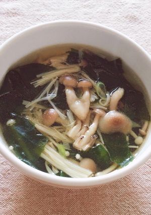 簡単スープ＊ワカメとキノコの中華風-レシピのメイン写真