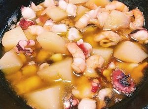 タコ、海老、じゃがいもと塩辛のアヒージョ-レシピのメイン写真
