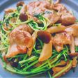 豚肉・豆苗・しめじのガリバタポン酢炒め!