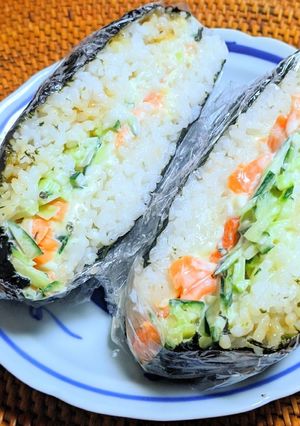 スモークサーモンのおにぎらず-レシピのメイン写真