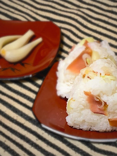 【鮭おにぎり】with ラッキョウ-レシピのメイン写真