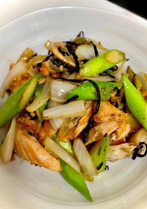 焼きほぐし鮭とアスパラの塩昆布バター炒め-レシピのメイン写真