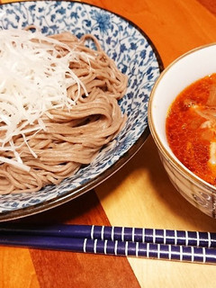 夏のピリ辛☆熱盛 豚バラ辣油つけ蕎麦-レシピのメイン写真