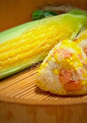 【鮭おにぎり】with トウモロコシ-レシピのメイン写真