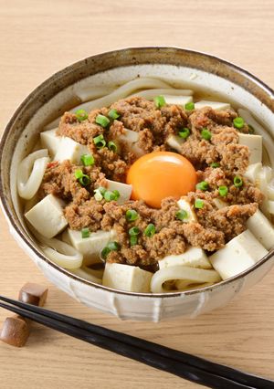 簡単!イシイのとりそぼろの麻婆月見うどん-レシピのメイン写真