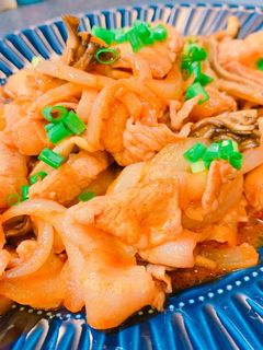 豚バラ肉と玉ねぎ、舞茸のピリ辛炒め-レシピのメイン写真