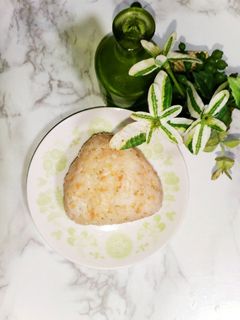 鮭フレークと白いりごまのおにぎり-レシピのメイン写真