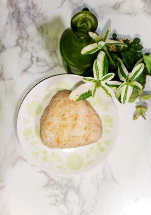 鮭フレークと白いりごまのおにぎり-レシピのメイン写真