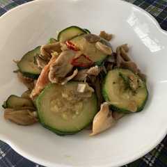 รูปของ ズッキーニと舞茸のベーコン炒め
