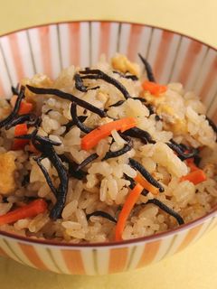 ひじきと油揚げの炊き込みご飯-レシピのメイン写真