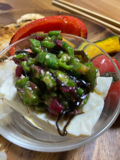 あと1品に!豆腐の上に梅塩昆布オクラ-レシピのメイン写真