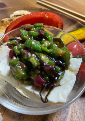 あと1品に！豆腐の上に梅塩昆布オクラ-レシピのメイン写真