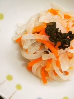 赤紫蘇・大根・にんじんの酢の物♪-レシピのメイン写真