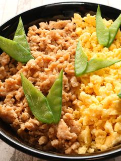 【レンジで簡単主食】卵と鶏の2色そぼろ丼-レシピのメイン写真