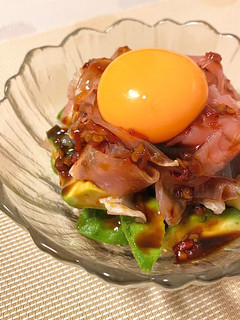 ピリ辛生ハムアボカドユッケ*+-レシピのメイン写真