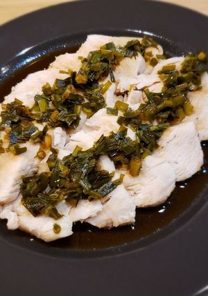 鶏むね肉レンジ蒸し　ネギニラの香味ソース-レシピのメイン写真