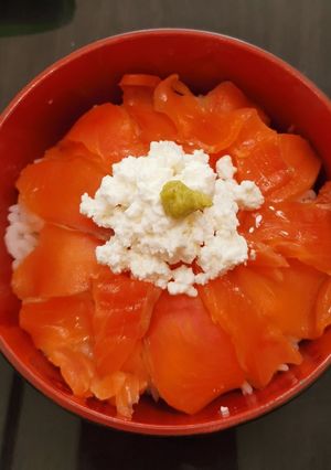 スモークサーモンのカッテージチーズ乗せ丼-レシピのメイン写真