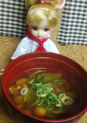 リカちゃん♡ちこりとなめこの赤だし味噌汁-レシピのメイン写真