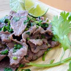 รูปของ 牛肉と香菜の塩炒めライム風味（タコス風）