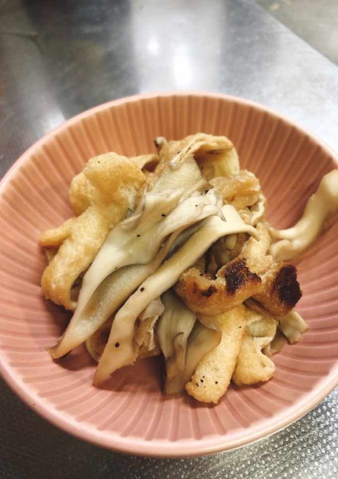 舞茸と油揚げの醤油炒め-レシピのメイン写真