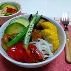 รูปของ ナスのキーマカレーと夏野菜のスタミナ丼