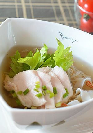 コリアンダー香るスープ！鶏肉のフォー♪-レシピのメイン写真