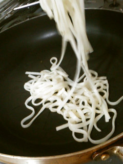 「焼うどん」用に、茹でうどんの下ごしらえ-レシピのメイン写真