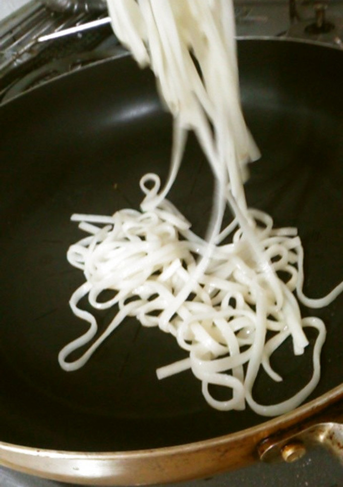 「焼うどん」用に、茹でうどんの下ごしらえ-レシピのメイン写真