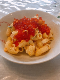 豪華!マカロニサラダいくらのせ-レシピのメイン写真