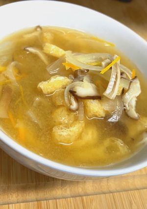 旨味!椎茸と玉ねぎと人参のお味噌汁-レシピのメイン写真