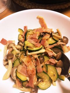 ズッキーニとベーコンの炒め物-レシピのメイン写真