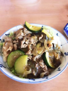 ランチに!豚肉とズッキーニの炒めどんぶり-レシピのメイン写真
