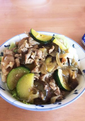 ランチに！豚肉とズッキーニの炒めどんぶり-レシピのメイン写真