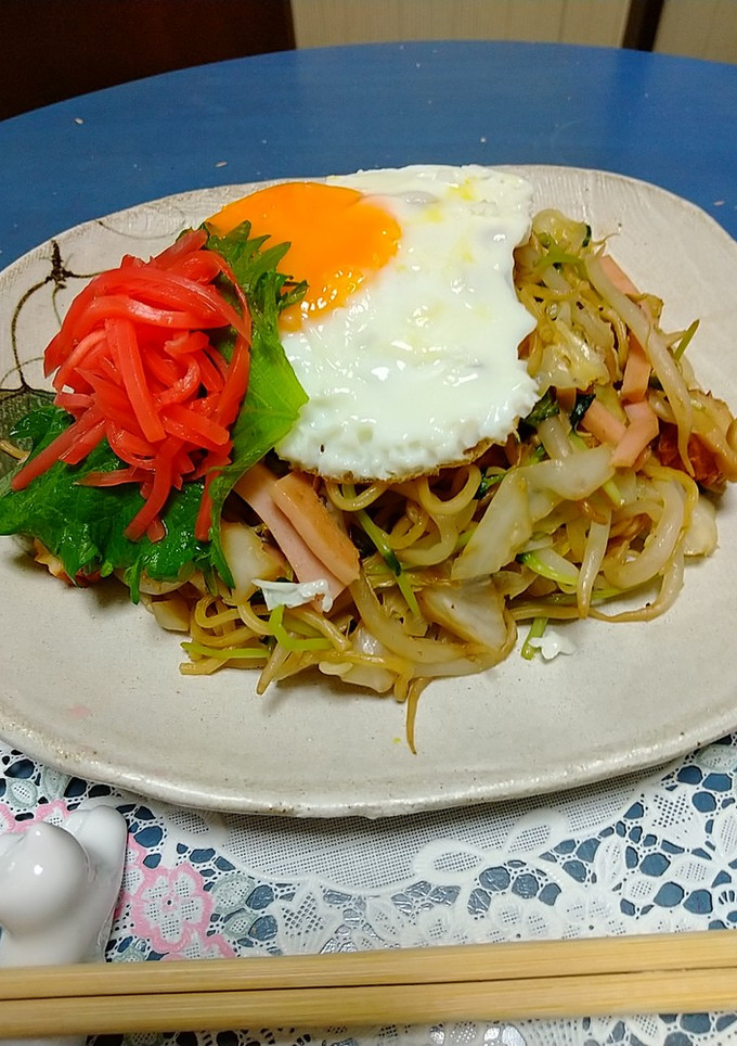 焼きそばも魚肉ソーセージ！片目？乗せ！-レシピのメイン写真