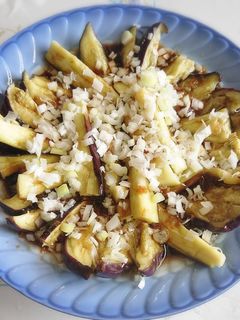 簡単☆レンチン♪蒸しなすの薬味ソースかけ-レシピのメイン写真