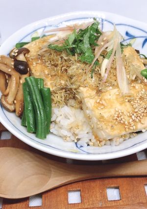 カリカリじゃこと豆腐ステーキ丼。ヘルシー-レシピのメイン写真