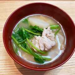 A picture of 豚肉と蕪とセリの味噌汁♡.